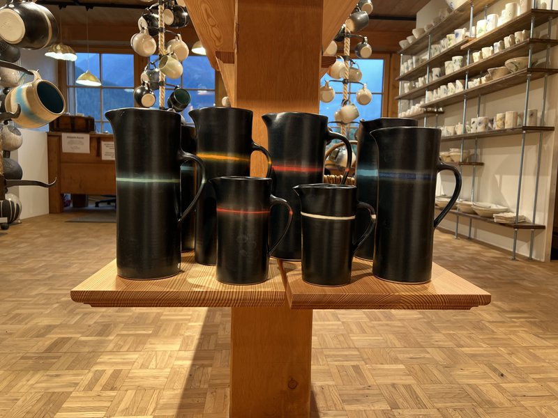 Krüge Laden schwarz